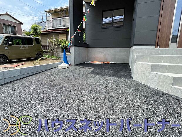 玄関横に駐車場なのでお買い物をした後は楽にお家へ。沢山お買物した時は助かりますね。