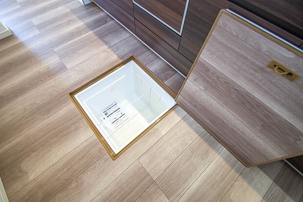 使う季節が限られる土鍋や重箱など、頻繁に出し入れしないものをしまうのに便利。