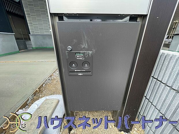 宅配ボックス。好きな時間にいつでも荷物を受取れるため、到着時間を気にして自宅で待機したり、再配達の連絡をする手間がかかりません。共働きなど不在が多い方、ネット通販の利用が多い方に大変便利。