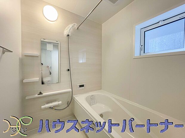 明るい作りの浴室は心も体もリフレッシュさせてくれます。窓もあるので湿気を外へ逃がすことも出来ます。