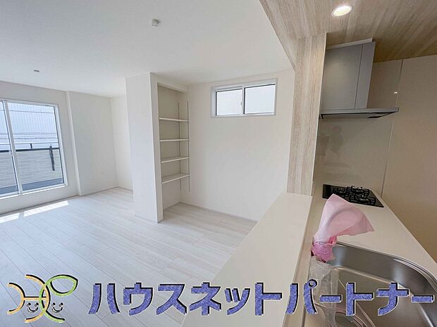 明るく開放的なオープンキッチン。家族とのコミュニケーションが取りやすく、みんなの笑顔が溢れます。