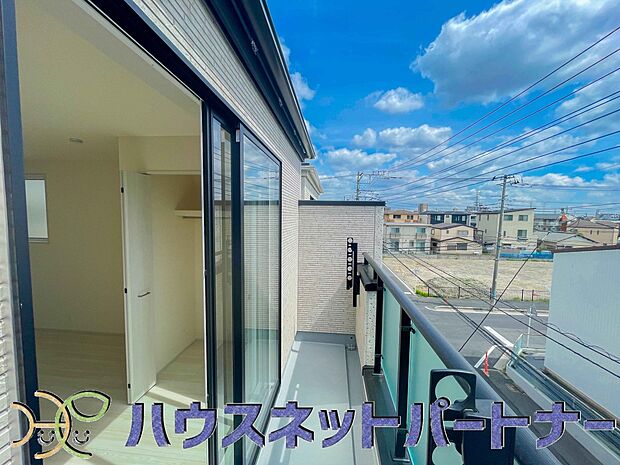 青い空が近くに感じるバルコニーは、爽やかな風をお部屋へ運んでくれます。