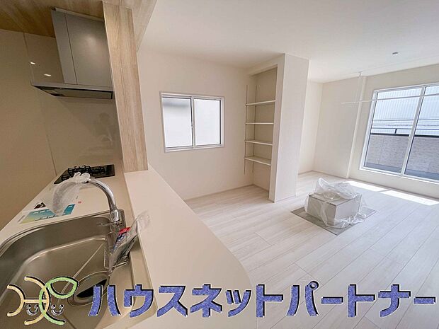 お料理できたらカウンターから手渡しができます。家族で会話をしながらお料理を楽しく。