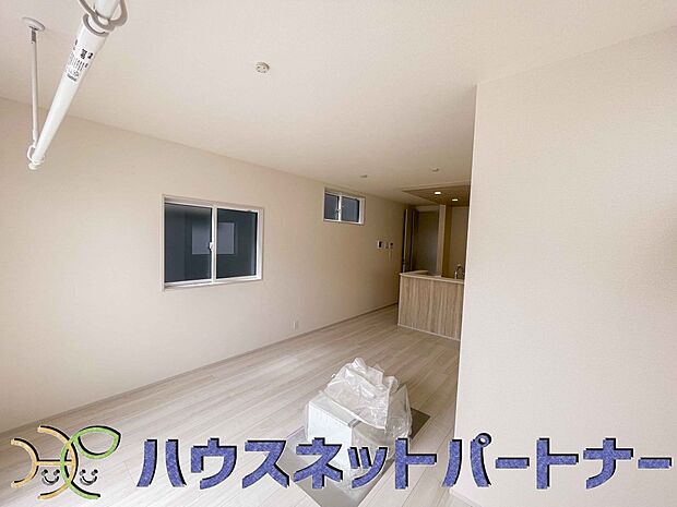 忙しい朝でも家族揃って食事をして頂ける、ゆとりある大きさのダイニングスペース。奥様の手料理をカウンター越しに受けとって頂き、テーブルで囲む素敵な時間を存分にお愉しみ下さい。