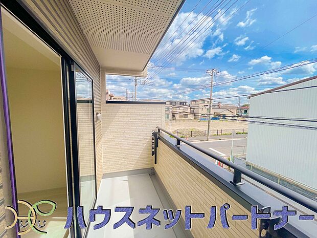 陽当りが良いと、洗濯物が乾きやすいですし、湿気やカビの心配も減るので快適です。寒い冬の日でも、日差しが届くと家の中が暖かくなりますね。