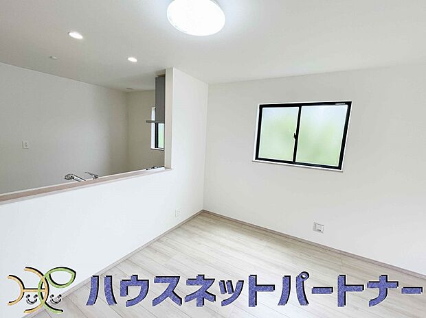 カウンターキッチンなら、リビングで遊ぶ子供の様子を見ながら料理ができるので安心です。料理を運んでもらったり、子供にお手伝いしてもらいやすいのもいいですね♪