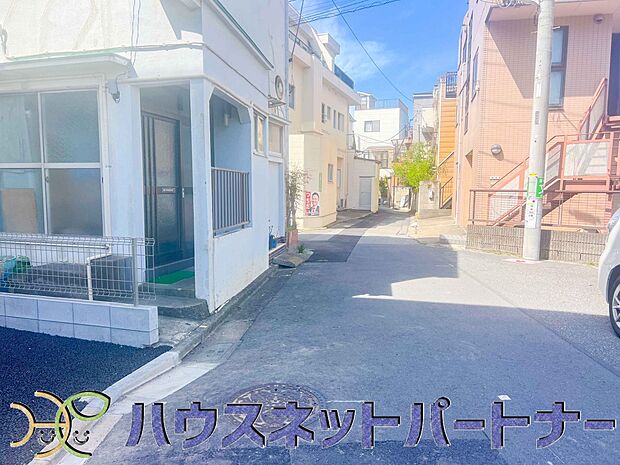 前面道路の日当たりの良い明るいお家。