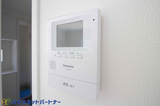 来訪者の様子を室内TVモニターでチェック。対応したくないセールスを断りやすく、子どもに留守番をさせるときも安心。不在時の来訪者を録画でき、犯罪抑止効果も期待できます。