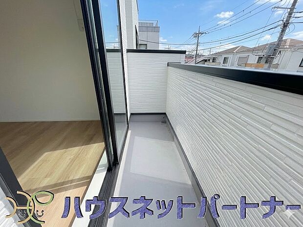 青い空が近くに感じるバルコニーは、爽やかな風をお部屋へ運んでくれます。