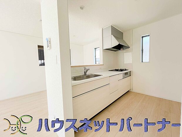 カウンターキッチンは広くて収納力もあるので、快適に料理をすることができます。食器や炊事用具を手の届くところに配置しやすいため調理もスピーディーです。