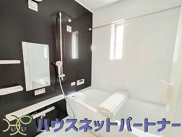 明るい作りの浴室は心も体もリフレッシュさせてくれます。窓もあるので湿気を外へ逃がすことも出来ます。