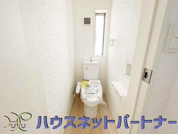 小窓を設置する事により明るく、通気性の良いトイレとなっております。中はゆとりのある大きさを確保しておりますので、ゆったりとお使い頂けます。
