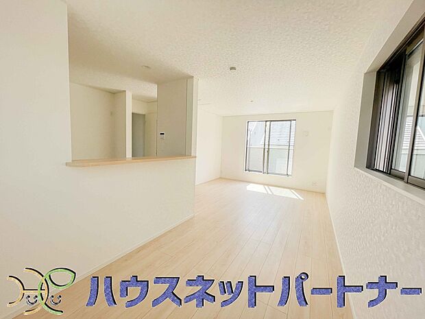 お料理できたらカウンターから手渡しができます。家族で会話をしながらお料理を楽しく。