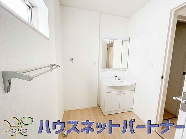 広い脱衣所、洗面台も大きなサイズを設置。建売では見ない広さと解放感。