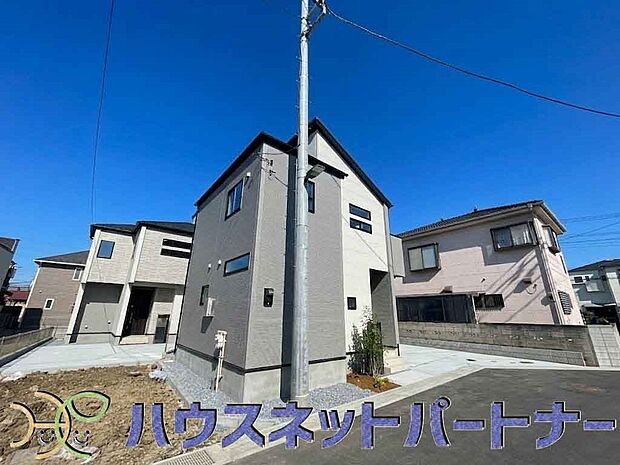 前面道路の日当たりの良い明るいお家。