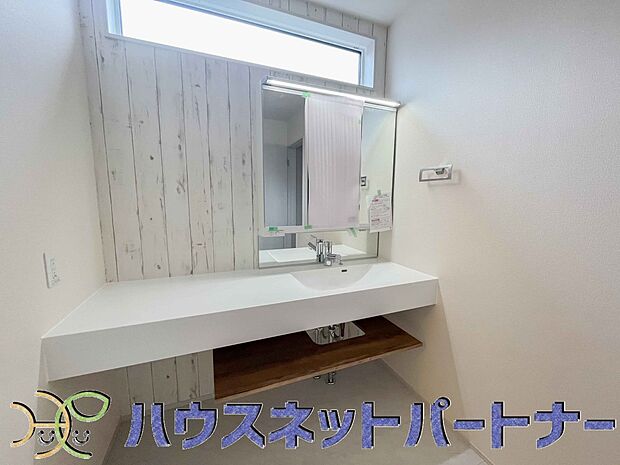 明るい清潔感のある洗面所は、鏡も大きくシンクが広々。朝の支度も楽にこなせます。