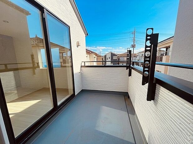 青い空が近くに感じるバルコニーは、爽やかな風をお部屋へ運んでくれます。