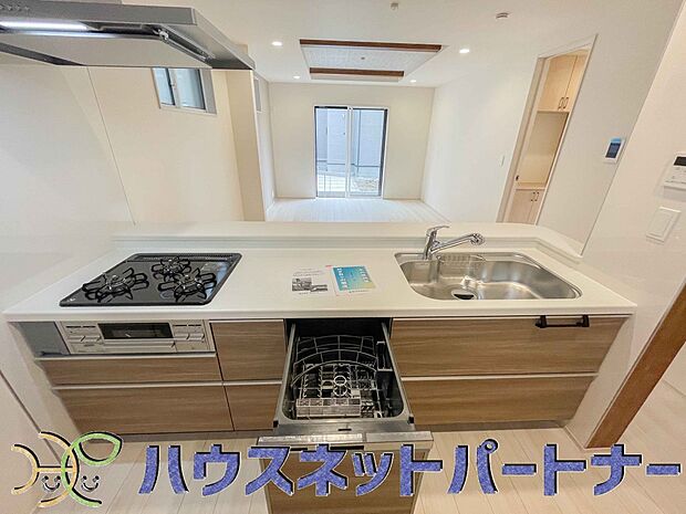 三口コンロで料理の幅を拡げてくれる使いやすいシステムキッチンを採用。洗い場も大きいので野菜や食器を洗ったりする際にも捗り、奥様の強い味方となってくれるはずです。