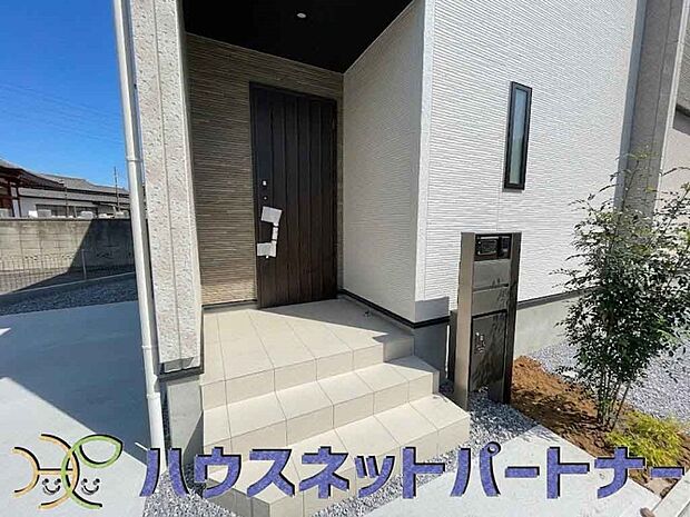 玄関前に季節のお花を置いて可愛く演出してみてはいかがですか。楽しいお家造りが待っています。