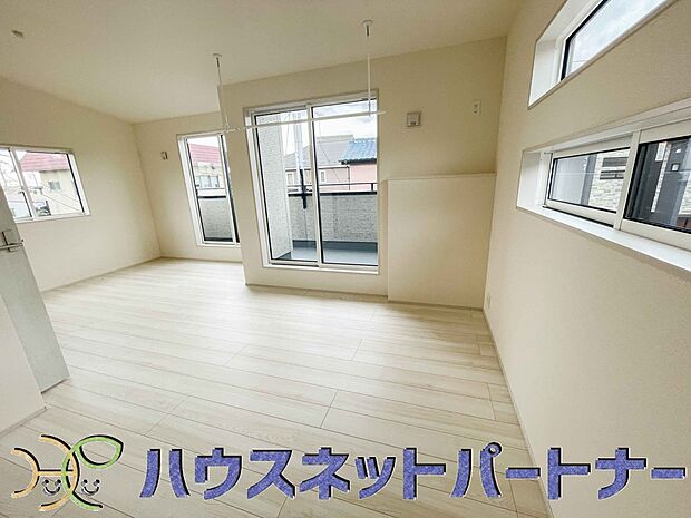 太陽の光が照らす明るいリビングは、開放感があり通風・採光に優れ、心地よい光と風が舞い込んできます。心休まるリビングは何よりも快適な時間を過ごせます。