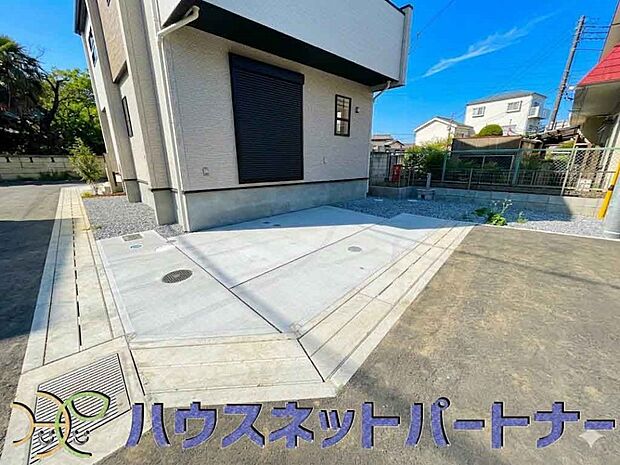 玄関横に駐車場なのでお買い物をした後は楽にお家へ。沢山お買物した時は助かりますね。