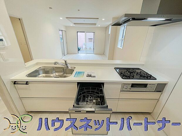 家族の様子を見ながらキッチンでお料理。一日の出来事を会話しながらの家事は嬉しいコミュニケーション。