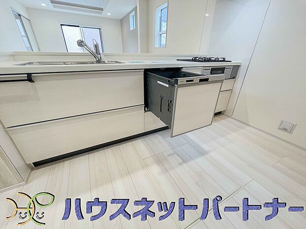 食洗機完備なので冬場の冷たい洗い物や忙しい主婦だからこそ食洗機をかけてる間に他の家事をこなすこともできちゃいますね。