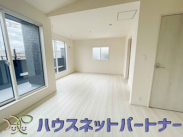 太陽の光が照らす明るいリビングは、開放感があり通風・採光に優れ、心地よい光と風が舞い込んできます。心休まるリビングは何よりも快適な時間を過ごせます。