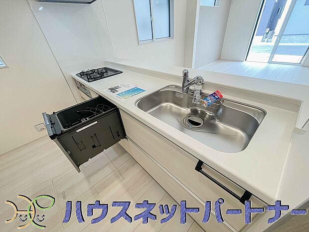 ビルトイン食器洗乾燥機完備。家事のお手伝いをしてくれる奥様の味方です。食器を洗っている間にお掃除など、様々なシーンで家事の時短に役立つ食洗機。省スペースのビルトインタイプを採用致しました。