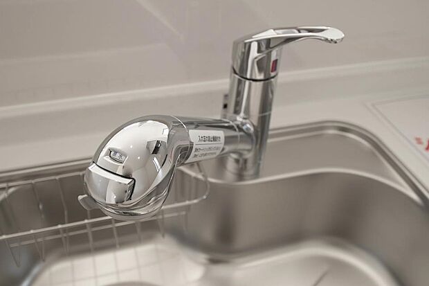 一つの蛇口で「原水（水道水）」「シャワー」「浄水」を切り替えられる、浄水器を内蔵した混合水栓です。浄水は、水栓本体の首部分に付属のカートリッジをセットして使用します。