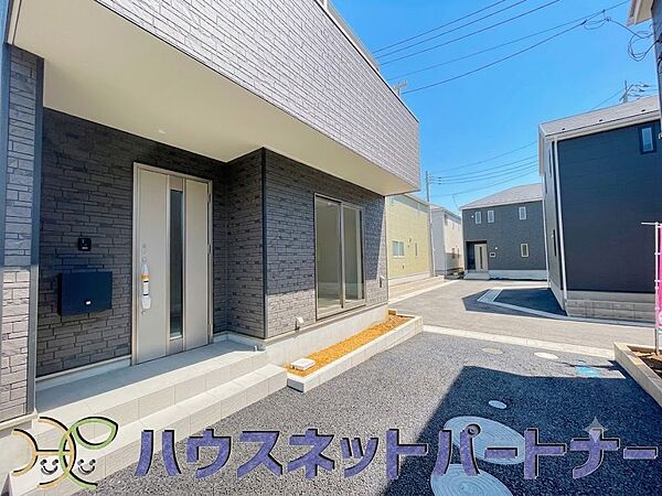 玄関の扉を開けると家族の待つお家。幸せを感じる瞬間です。