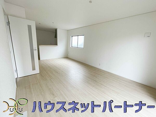 太陽の光が照らす明るいリビングは、開放感があり通風・採光に優れ、心地よい光と風が舞い込んできます。心休まるリビングは何よりも快適な時間を過ごせます。