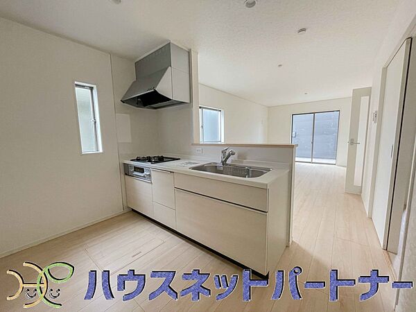 カウンターキッチンは広くて収納力もあるので、快適に料理をすることができます。食器や炊事用具を手の届くところに配置しやすいため調理もスピーディーです。