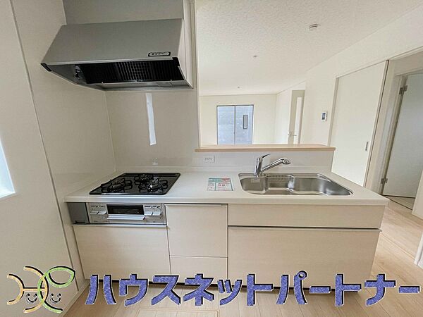 三口コンロで料理の幅を拡げてくれる使いやすいシステムキッチンを採用。洗い場も大きいので野菜や食器を洗ったりする際にも捗り、奥様の強い味方となってくれるはずです。