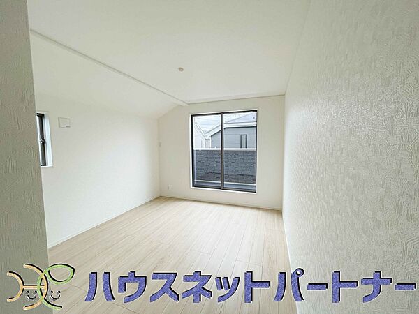 バルコニーに直接出入りできるお部屋です。ちょっと外の空気を吸いたい時や、ベランダでミニガーデニングなども楽しめそうです。
