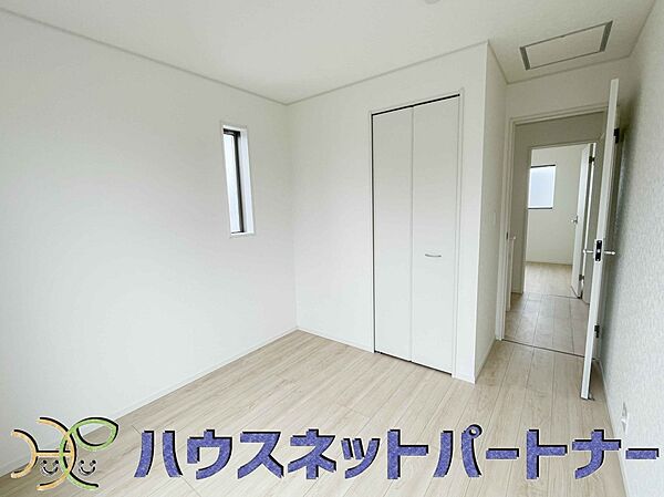 独立性を高めたお部屋。たっぷりの収納も配備しており、片付いた空間を現実出来そう。陽光も降り注ぐ明るく開放的な空間が魅力的。