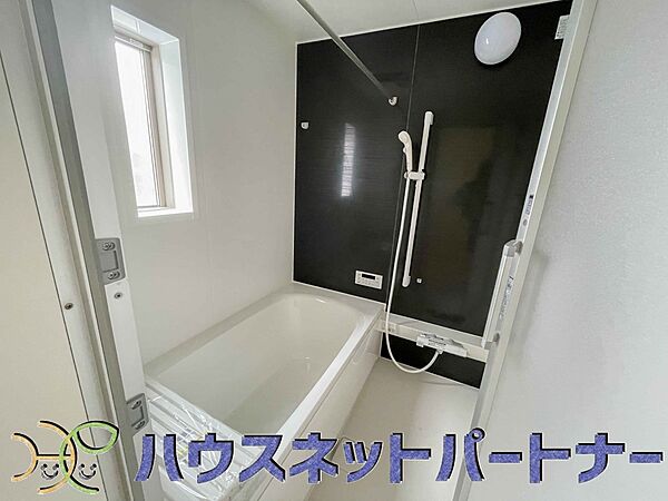 明るい作りの浴室は心も体もリフレッシュさせてくれます。窓もあるので湿気を外へ逃がすことも出来ます。