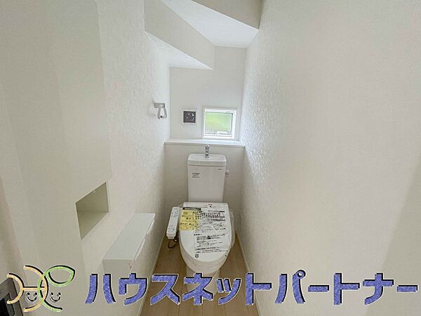 小窓を設置する事により明るく、通気性の良いトイレとなっております。中はゆとりのある大きさを確保しておりますので、ゆったりとお使い頂けます。