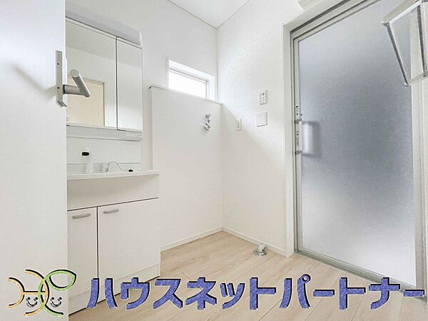 大きく見やすい三面鏡で清潔感ある洗面台は、身だしなみチェックや肌のお手入れに最適です。何かと物が増える場所だからこそ、スッキリと見映えの良い空間に拵えました。