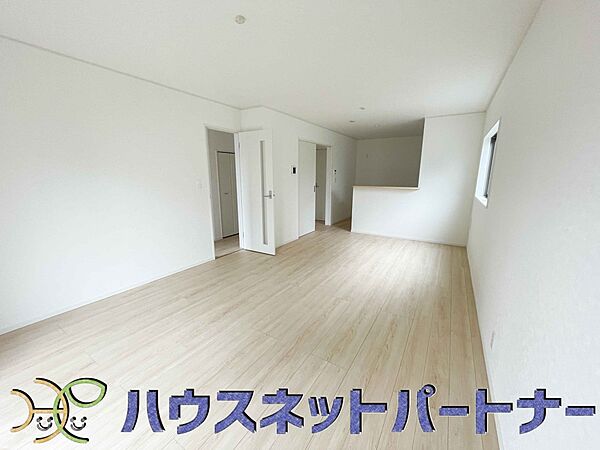リビングは、食事スペースと寛げる場所設けてもまだ余裕の広さ。明るい光が照らしてくれます。