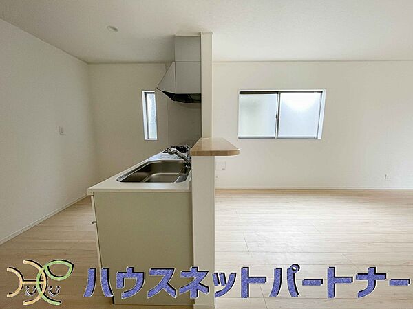 キッチン吊戸棚を無くす事によって、コミュニケーションを重視した設計に致しました。区画によって変わる一体感を、実際にご覧になって頂けましたらと思います。