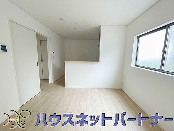 忙しい朝でも家族揃って食事をして頂ける、ゆとりある大きさのダイニングスペース。奥様の手料理をカウンター越しに受けとって頂き、テーブルで囲む素敵な時間を存分にお愉しみ下さい。