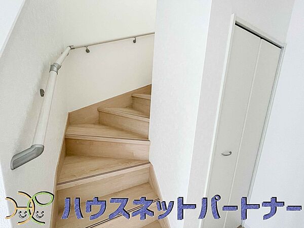 手すりがないと階段の昇り降りで危険なことはもちろん、壁に手をつきながら歩くことで壁紙が汚れやすくなります。すべての方に安心して昇り降りしていただくため、手すりを設置しました。