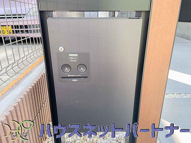 宅配ボックス。好きな時間にいつでも荷物を受取れるため、到着時間を気にして自宅で待機したり、再配達の連絡をする手間がかかりません。共働きなど不在が多い方、ネット通販の利用が多い方に大変便利。