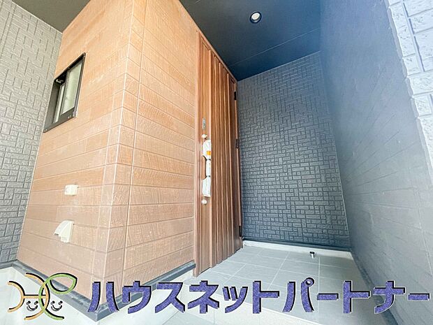 玄関の扉を開けるとそこは家族の待つお家。笑い声が聞こえてきそう。