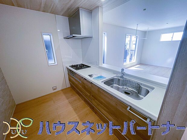 木目調のキッチンは落ち着いた雰囲気で収納もたくさん。嬉しい食洗器付です。汚れも目立ちません。
