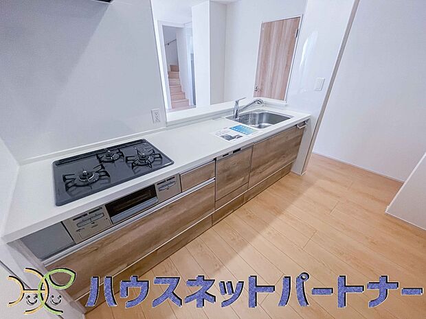 三口コンロで料理の幅を拡げてくれる使いやすいシステムキッチンを採用。洗い場も大きいので野菜や食器を洗ったりする際にも捗り、奥様の強い味方となってくれるはずです。