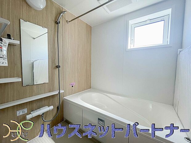 高級感漂う清潔感のある浴室は、窓からは光が入り心地よいバスタイムを演出してくれます。浴室乾燥機付きなので長雨の時期には大助かり。
