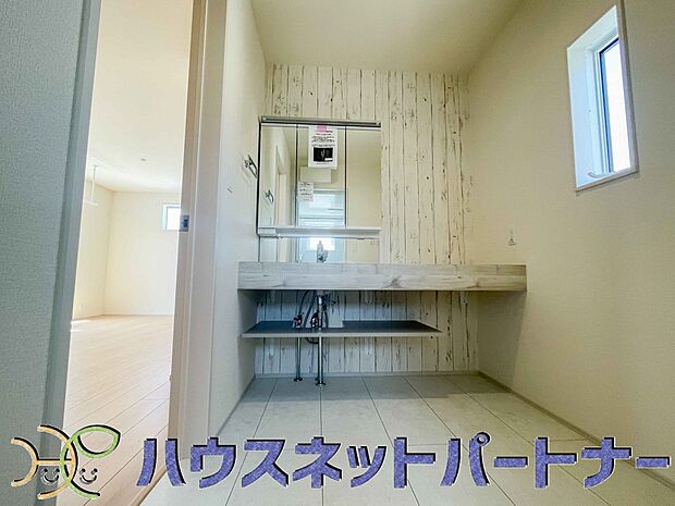 家の中でも特にプライベートスペースとなる洗面所は、洗濯場所と浴室を同じ空間でまとめております。小窓を設置しておりますので、熱気などが籠りやすい空間でちょっとした空気の入れ替えを。
