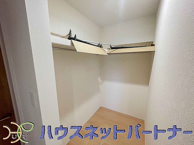 壁面クローゼットのメリットは、衣類が横一列に並ぶためひと目で洋服が選びやすいこと。衣類をたくさんお持ちの方も、限られたスペース内に無理なく収納することができます。